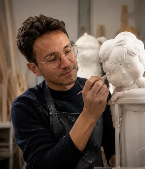 Dani, artista fallero, en su taller
